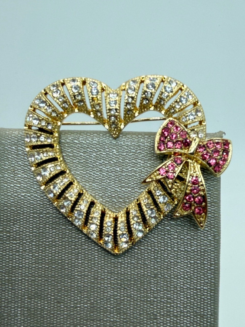 Holiday Lane Gold Tone Open Heart Rhinestone Brooch Pink Bow Valentine’s